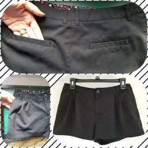 H&M Divided Black Pleated Shorts with Four Pockets